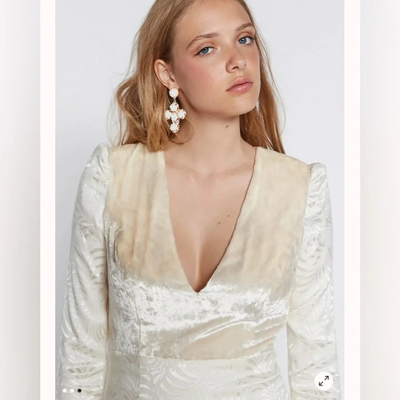 Elegant Cream V-Neck Dress - Picture 3 of 10